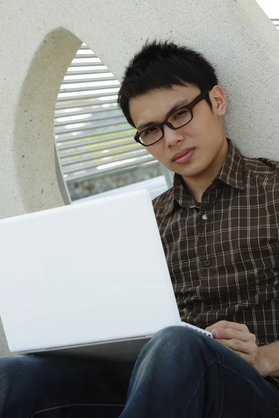 Student mit Laptop — Stockfoto