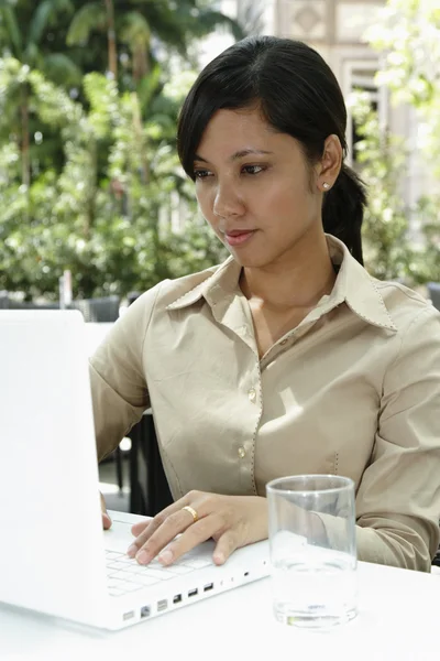 Affärskvinna som arbetar — Stockfoto