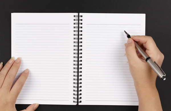 Mãos, caneta e um caderno — Fotografia de Stock