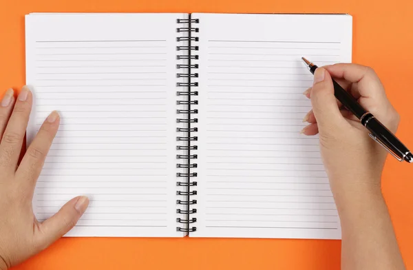 Χέρια, στυλό και σημειωματάριο — Φωτογραφία Αρχείου