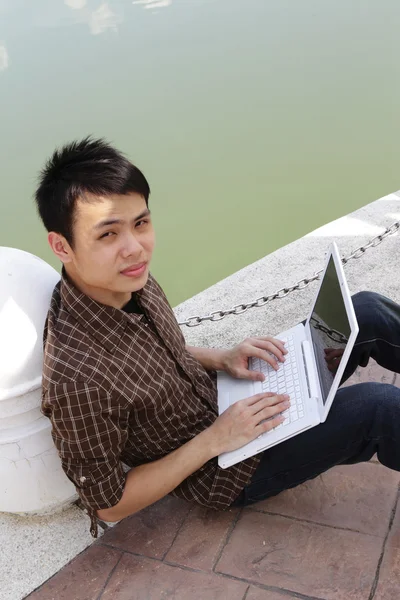 Студент колледжа с ноутбуком — стоковое фото