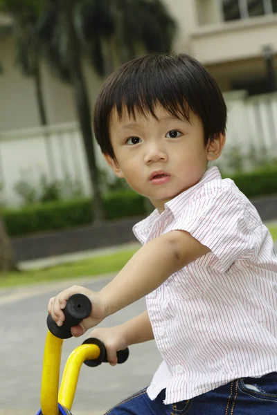Junge auf einem Dreirad — Stockfoto