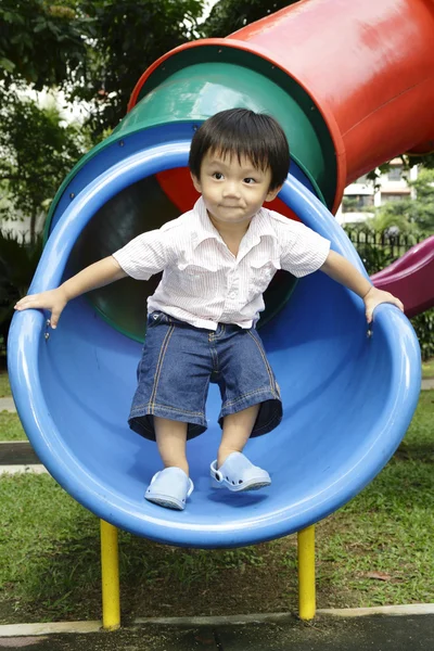 Хлопчик стоїть на слайді — стокове фото