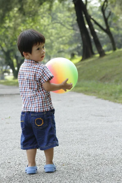 ボールを持つ少年 — ストック写真