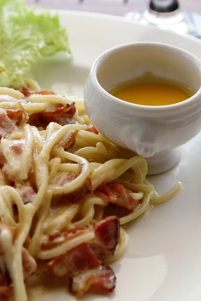 Spaghetti alla carbonara, cucina italiana — Foto Stock