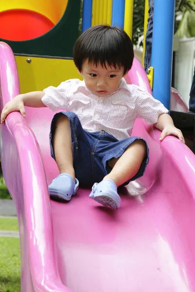 Хлопчик на слайді — стокове фото