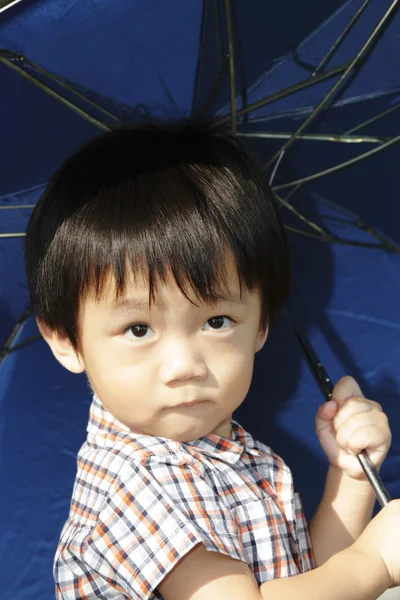 Garçon avec parapluie — Photo