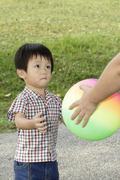 Αγόρι με μπάλα — Φωτογραφία Αρχείου
