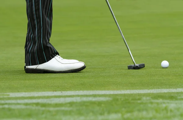Golfçü koyarak — Stok fotoğraf