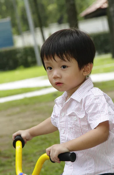 Niño en triciclo — Foto de Stock