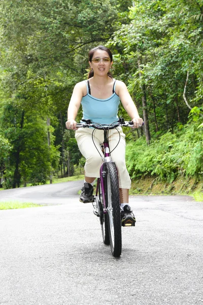 Γυναίκα, ποδηλασία — Φωτογραφία Αρχείου