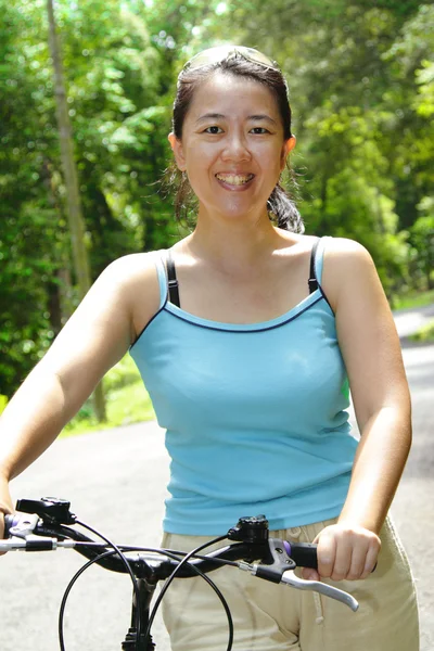 Mulher com bicicleta — Fotografia de Stock