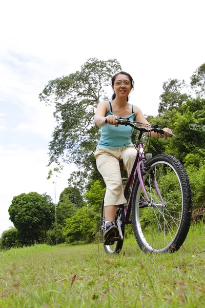 Vrouw fietsen — Stockfoto