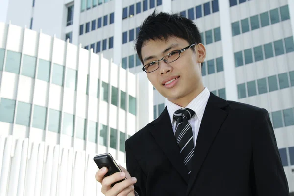 Executivo de negócios usando telefone — Fotografia de Stock