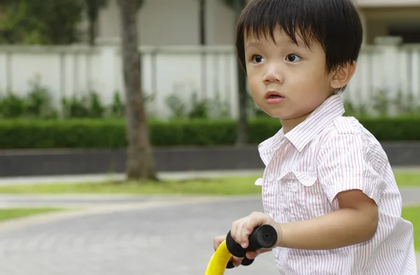 Хлопчик на триколісний велосипед — стокове фото
