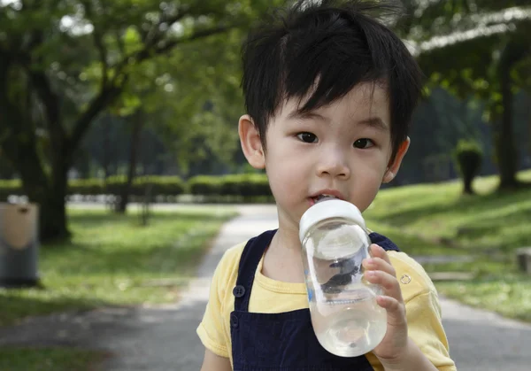 Netter Junge mit Flasche — Stockfoto