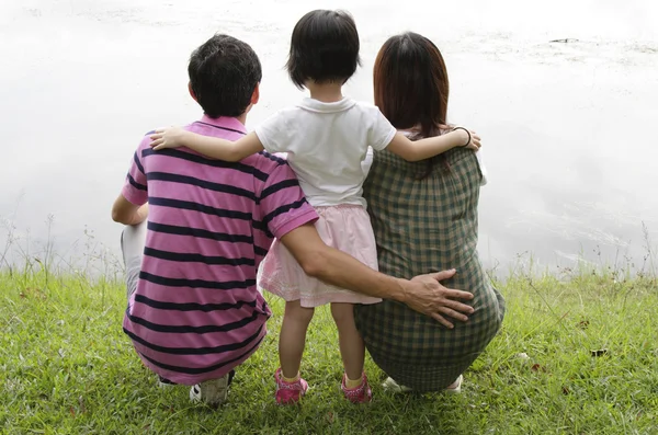 Familj med en utflykt — Stockfoto