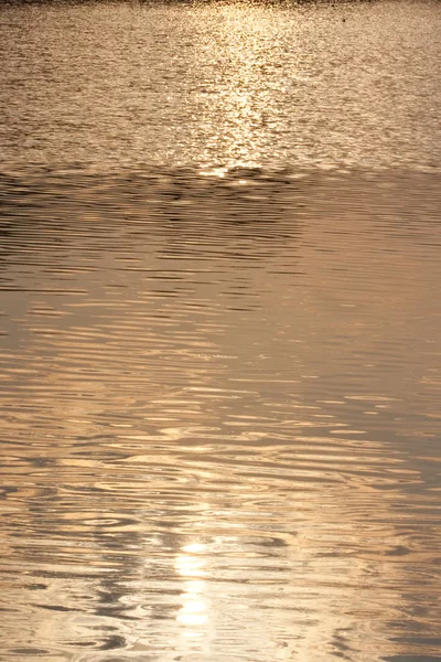 Сонячні рефлексії у воді — стокове фото