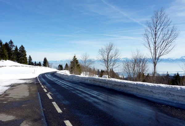 Carretera y vista de los Alpes — Foto de Stock