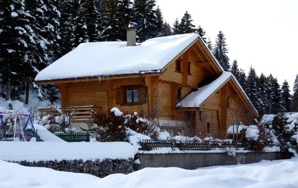 Chalet dans la montagne du Jura en hiver — Photo