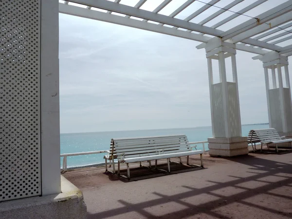 Bílé lavičky a moře — Stock fotografie