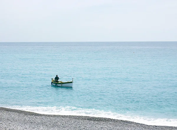 Homem de pesca em Nice, França — Fotografia de Stock
