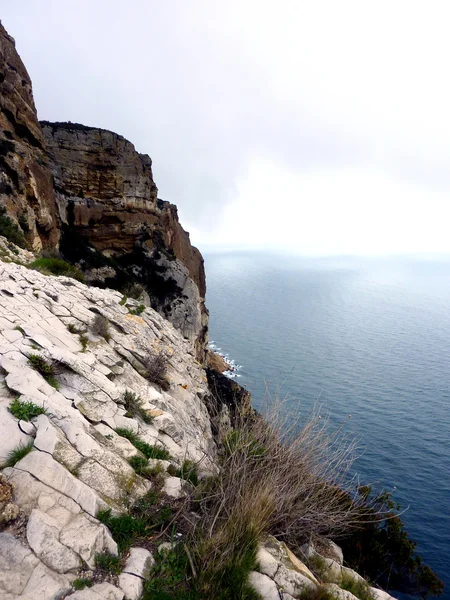 Скала и море — стоковое фото