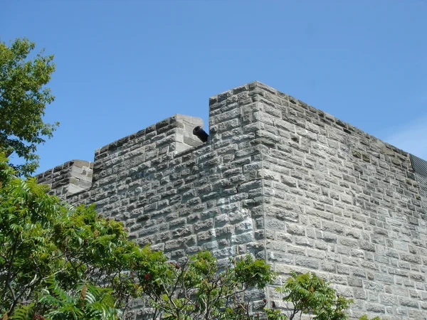 Bir kale duvarı savaş topu — Stok fotoğraf