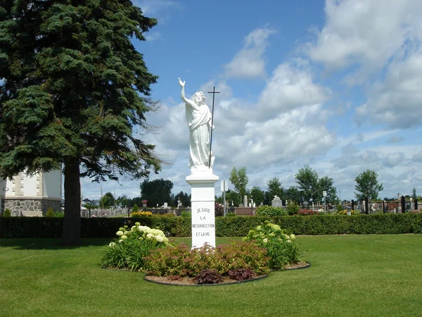 Белая статуя — стоковое фото