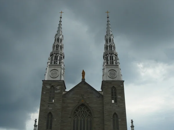 Zvonice šedá baziliky v Ottawě bouřlivé počasí — Stock fotografie