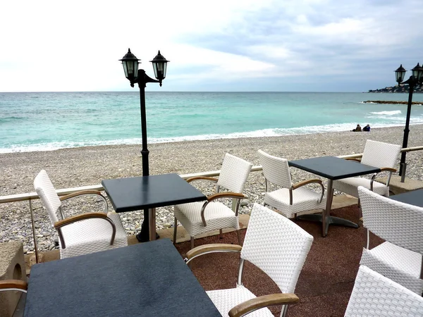 Białe krzesła na tarasie restauracji — Zdjęcie stockowe