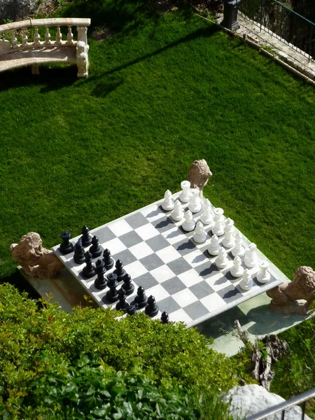 Jeu d'échecs dans un jardin — Photo