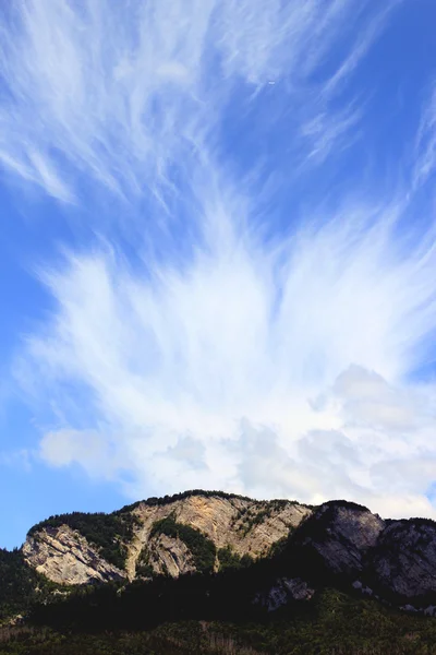 Strane nuvole sopra la montagna — Foto Stock
