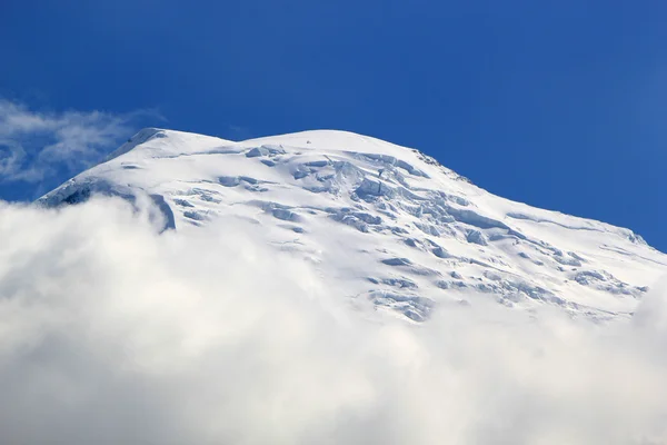 Krásný zasněžený vrchol hory v Alpách — Stock fotografie