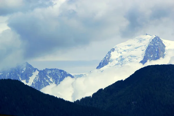 Schneebedeckter Berg in den Alpen — Stockfoto
