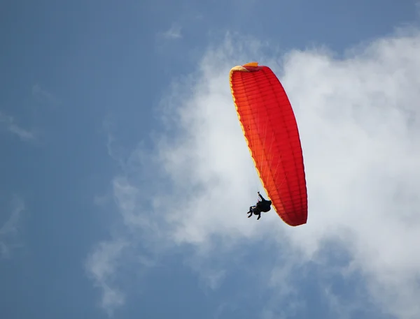 赤いパラグライダー — ストック写真