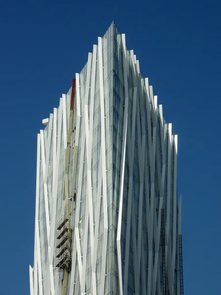 Toppen av en vit skyskrapa — Stockfoto
