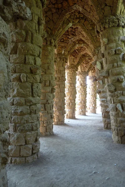 Colonnes et arches au parc Guell, Barcelone, Espagne — Photo