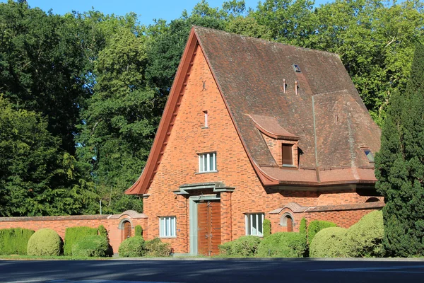 Старый красный дом — стоковое фото