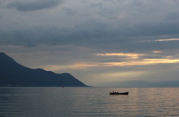 Lago tranquilo al atardecer en Montreux, Suiza — Foto de Stock