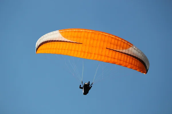 Red paraglider in deep blue sky — Stock Photo, Image