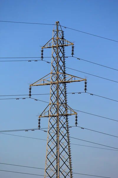 Elektrische pyloon door zonsondergang — Stockfoto