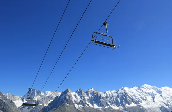 Sedačkové lanovky na horu mont-blanc, Francie — Stock fotografie