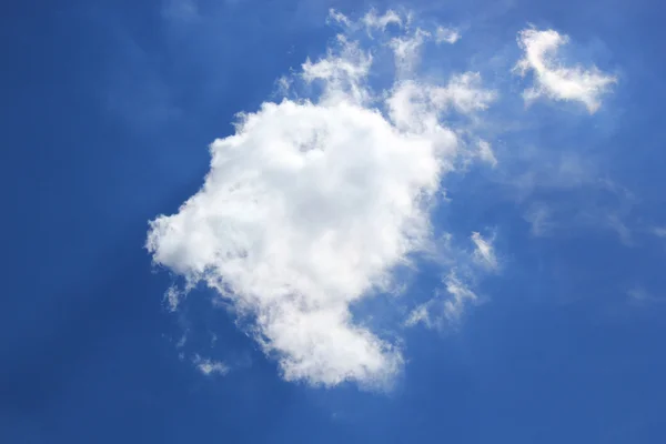Bela nuvem branca — Fotografia de Stock