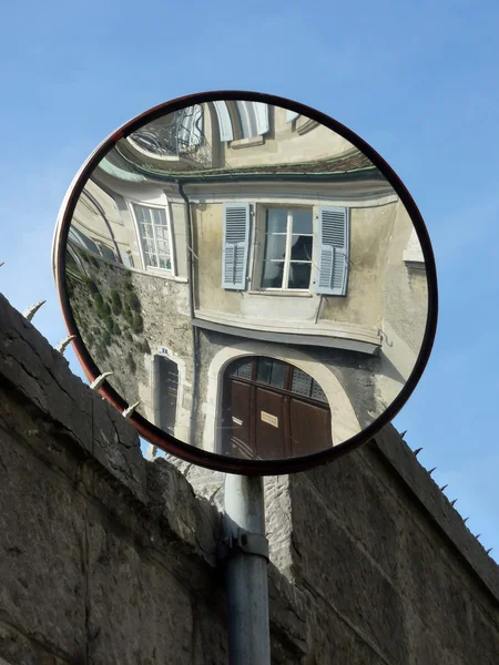 Specchio in una strada — Foto Stock