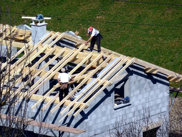 Карпентер будівництво даху будинку — стокове фото