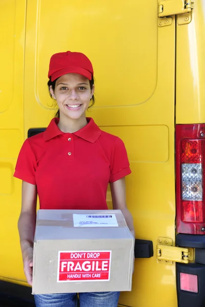 Leverans courier eller mailman leverera post-pa — Stockfoto