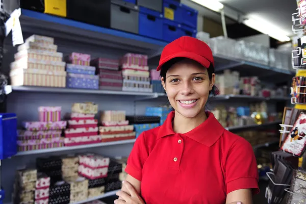 Νεαρή γυναίκα που εργάζεται σε ένα κατάστημα πλαίσιο δώρο — Φωτογραφία Αρχείου