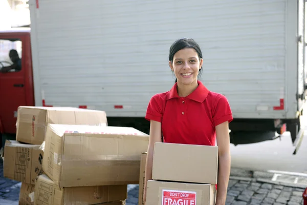 Leverans courier eller mover leverera kartonger — Stockfoto