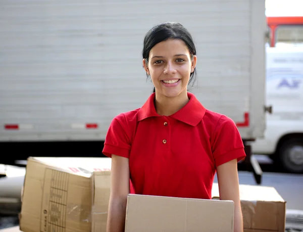 Leverans courier eller mover leverera kartonger — Stockfoto